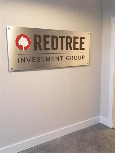 Red Tree signage Photo