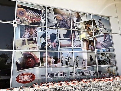 Supermarket custom window graphics Photo