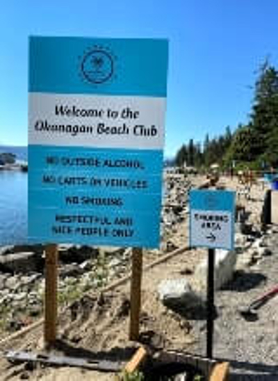 Post and panel directional signage Photo