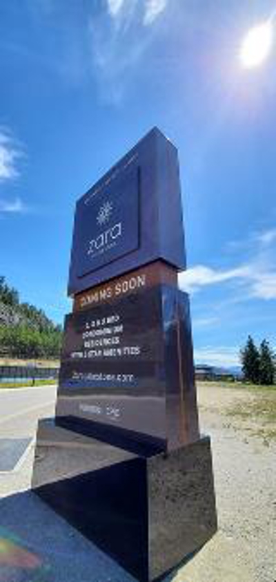 Zara pylon sign Photo