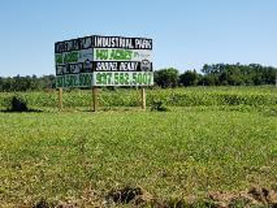 Wayfinding sign in the middle of the field Photo