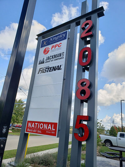 Pylon signage with different business name Photo