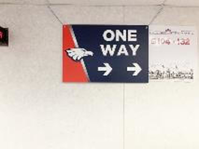 One way signage on the wall Photo