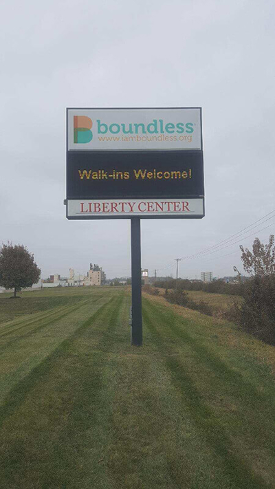 Boundless signage on the middle of the field Photo