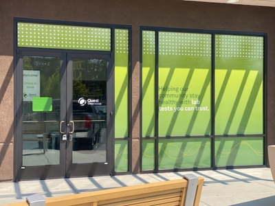 storefront window graphics Photo