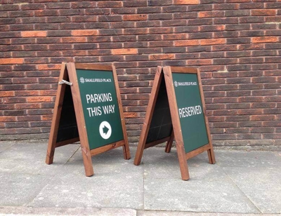 Parking this way sign Photo