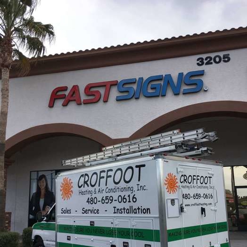 Commercial truck in front of fastsigns building