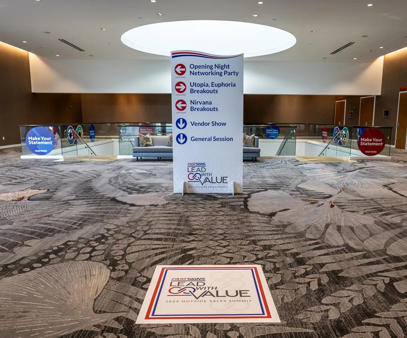 Directional & Wayfinding: Strategic wayfinding posts, floor graphics, and hall markers that navigate crowds smoothly through busy venue layouts.