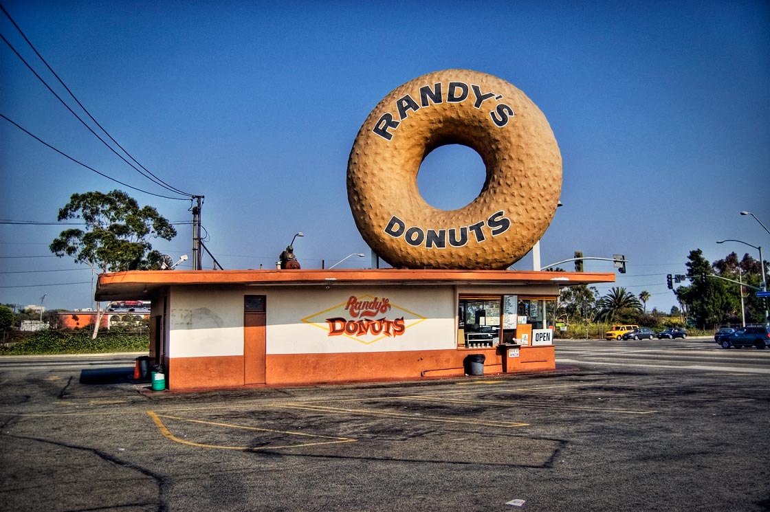An image of Randy's Donuts with the giant donut on top of the shop