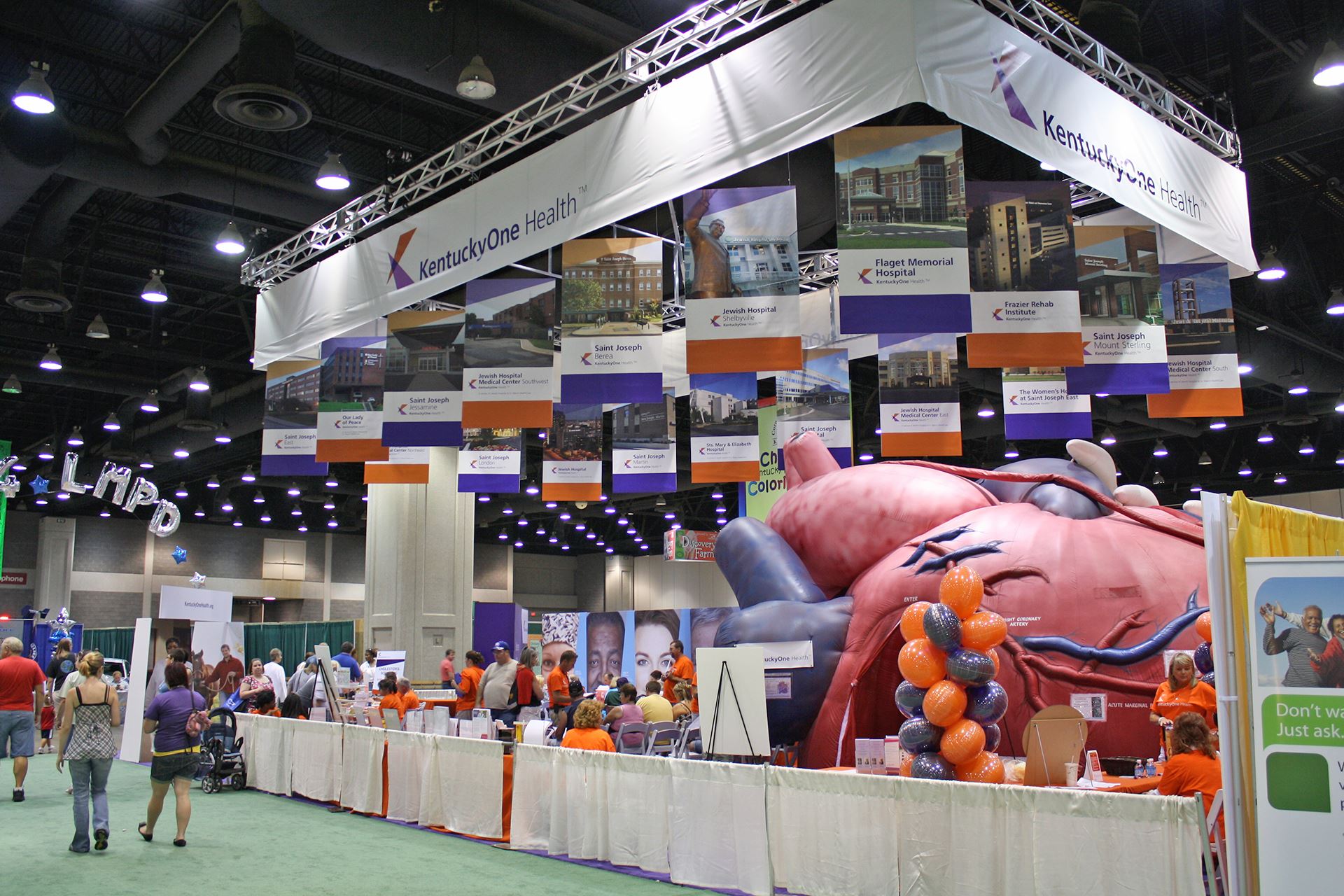 red-blue-hospital-trade-show-display-big-inflatable-heart
