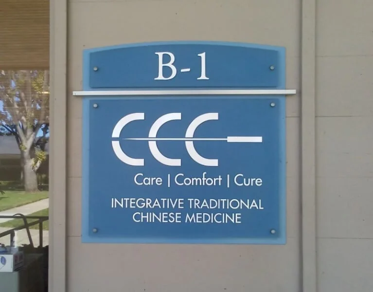 An image of the blue wayfinding dimensional letters for the Integrative Traditional Chinese Medicine building.